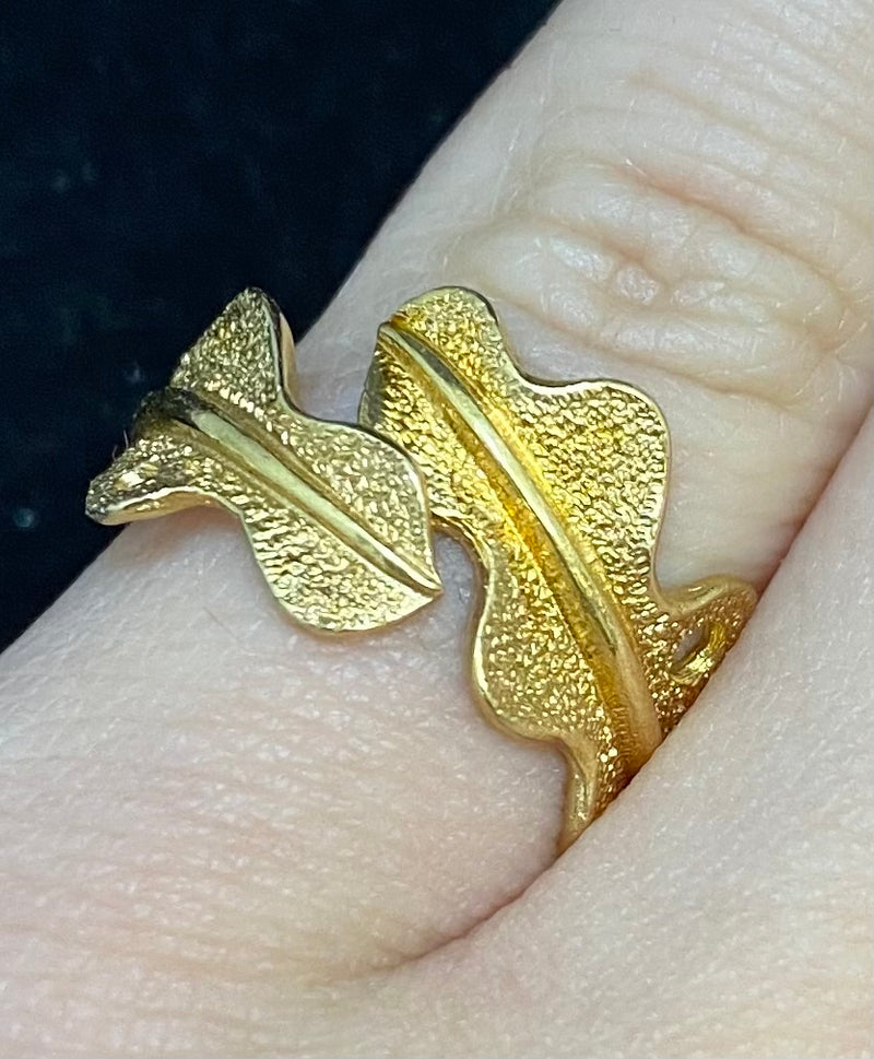 Pleasing 22 Karat Yellow Gold Leaf Pattern Finger Ring